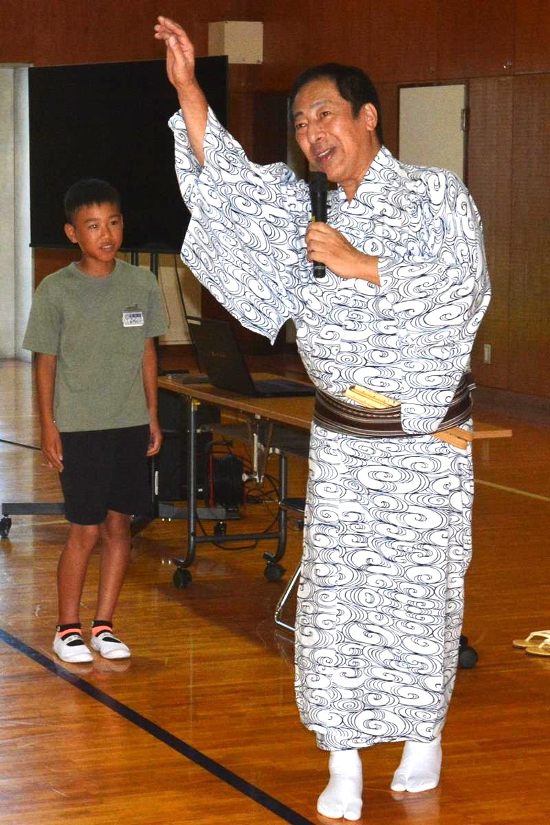 女方の動きを指導する場面も