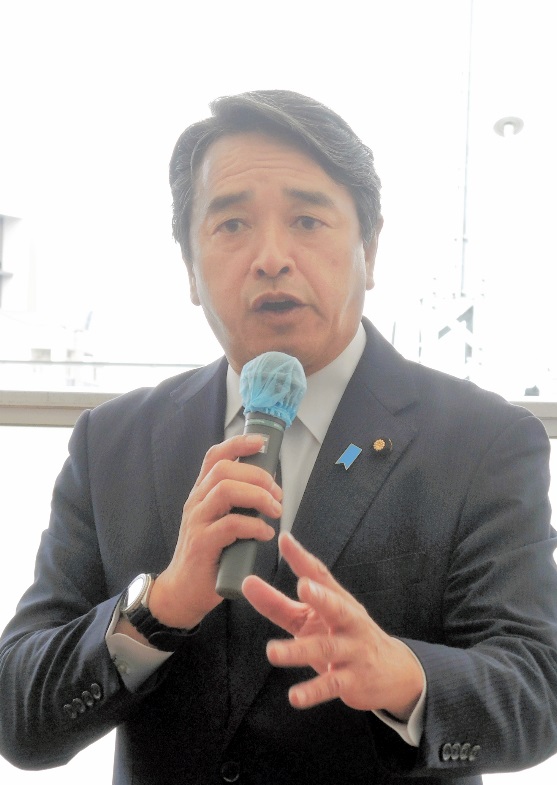 演説する国民民主党の榛葉幹事長＝１９日、流山市