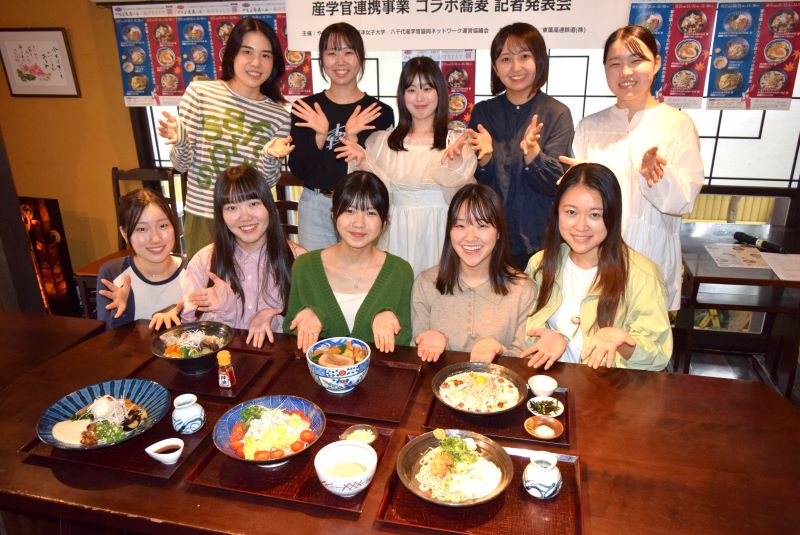 新作そばを紹介する学生ら=八千代市の「さわ田茶家」