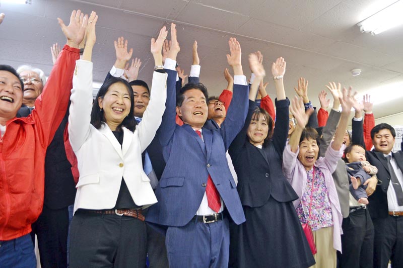 当選が確実となり万歳三唱する立憲民主党の矢崎氏（中央）＝２８日、浦安市