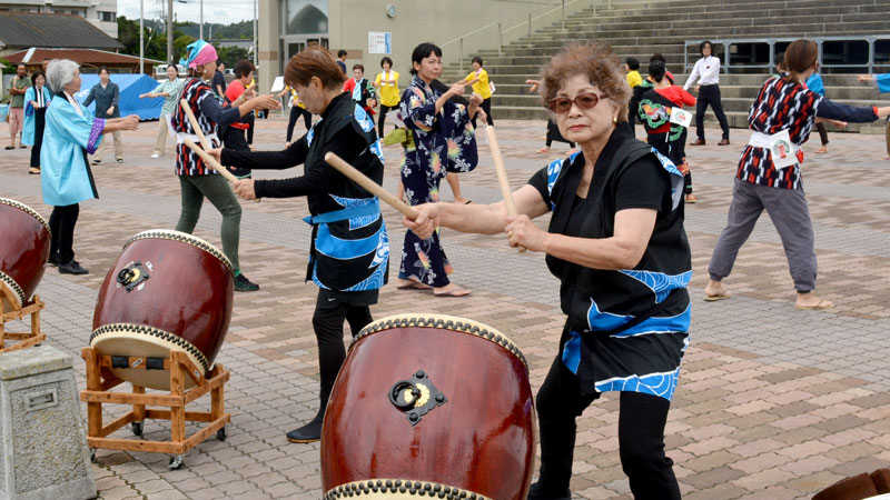 御宿会場を盛り上げた和太鼓の演奏や盆踊り