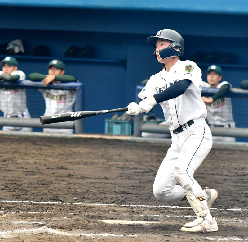 専大松戸－千葉黎明　５回表千葉黎明２死二、三塁、山本が左越え３点本塁打を放つ＝県総合ＳＣ