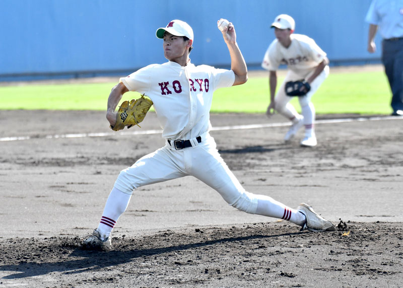 先発し８回に再登板した拓大紅陵の宮沢＝県総合ＳＣ