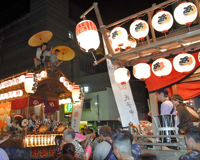 山車や御神酒所が集結し、熱気に包まれた旧城下町地区の中心部＝１１日、佐倉市