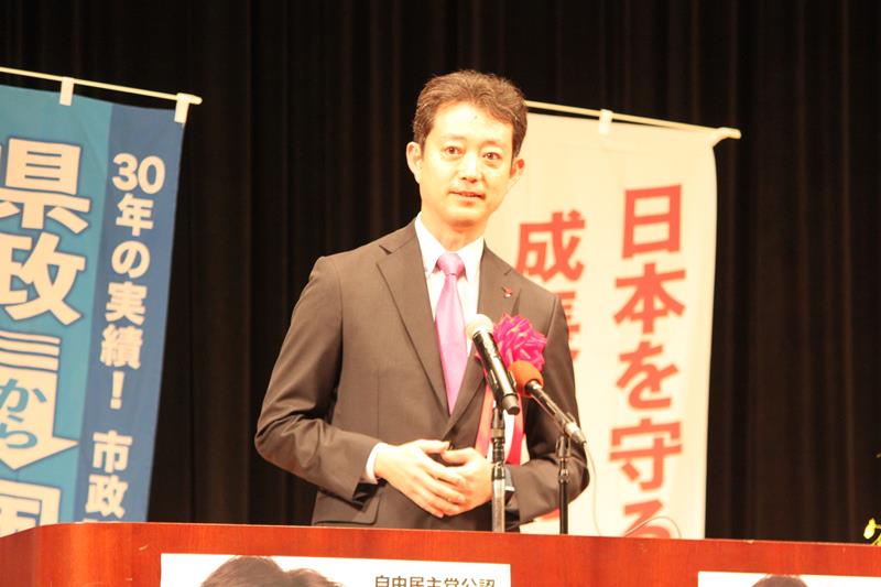 自民新人候補の個人演説会で登壇した熊谷知事＝１８日、旭市