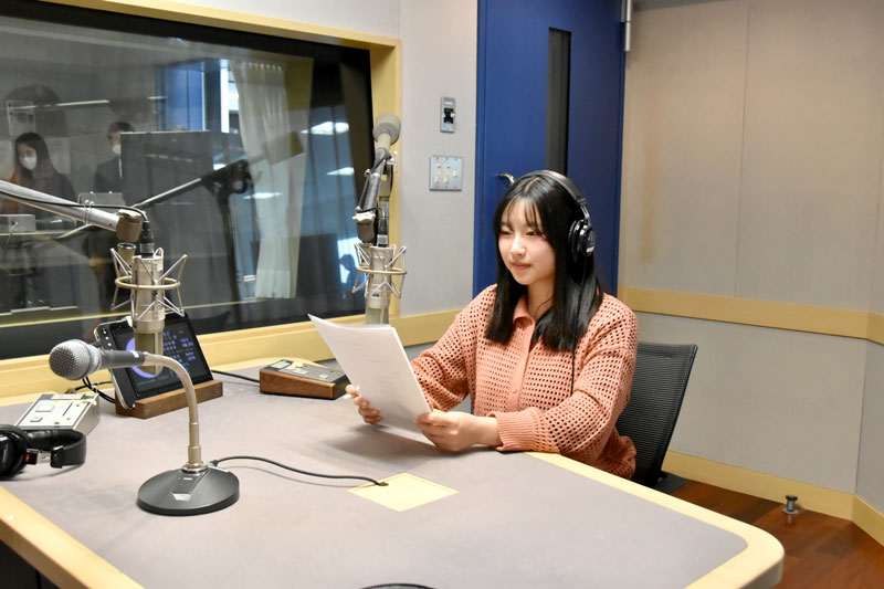 収録に挑戦する前回の最優秀賞受賞者＝１月、千葉市美浜区