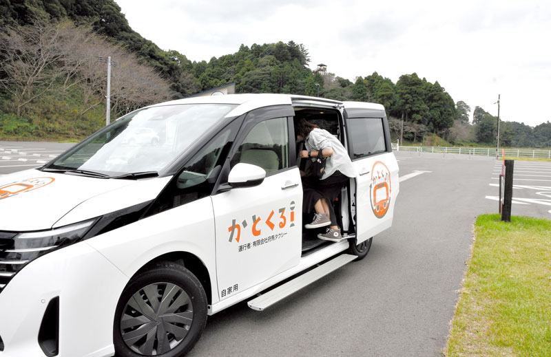 実証運行が今月始まったデマンド交通に乗車する利用者=香取市