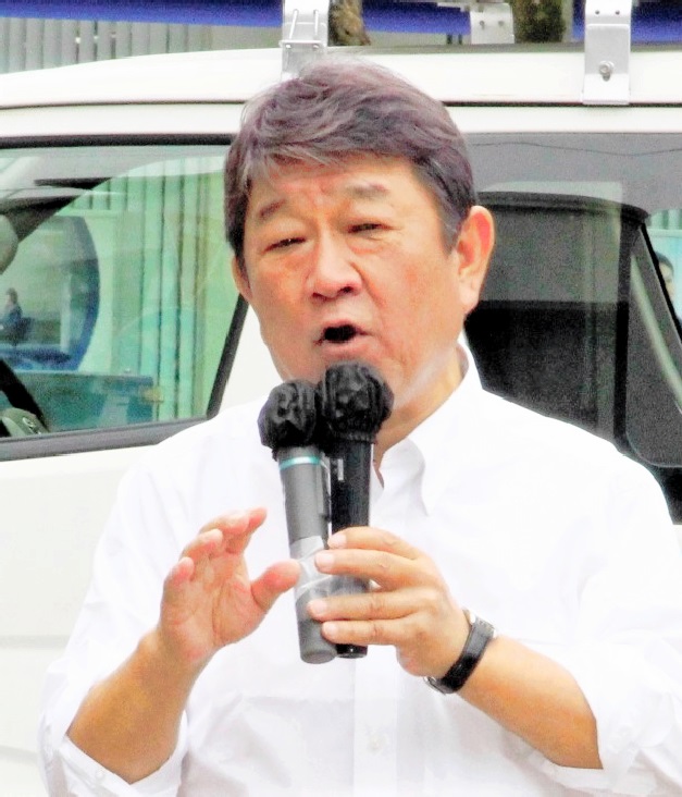 演説する自民・茂木前幹事長＝２３日、松戸市