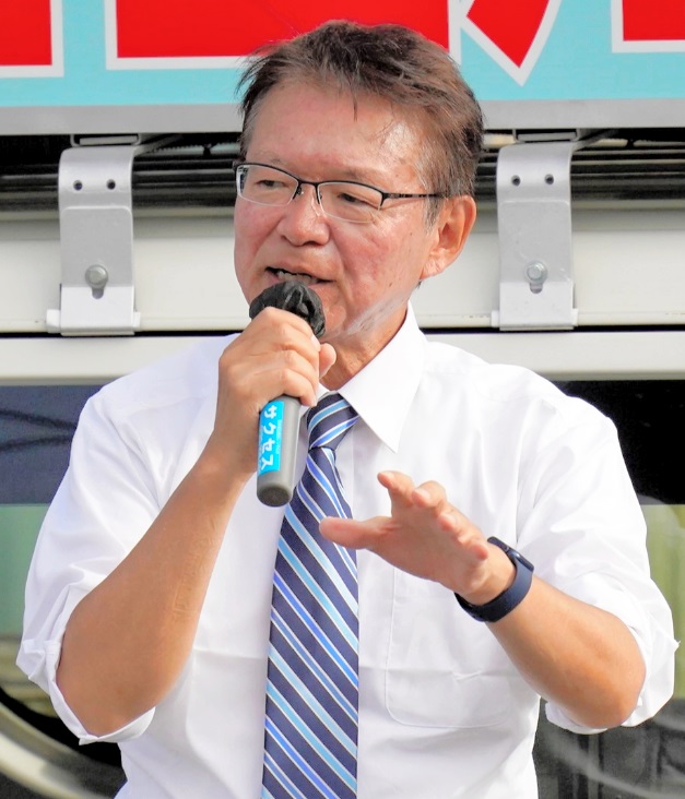 演説する立民・長妻代表代行＝２３日、香取市