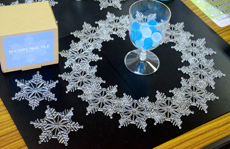 飛まつ防止パーティションを再利用した商品「スノーフレークタイル」