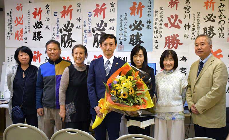 支持者や応援する議員らに囲まれて当選を喜ぶ立憲民主党の宮川氏(中央)=28日、鎌ケ谷市