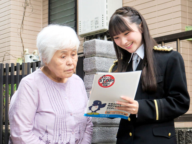 依然多発する電話ｄｅ詐欺の被害防止策を高齢者に周知するＡＫＢ４８メンバーで「警察庁特別防犯支援官」の山崎空さん（右）＝千葉市花見川区
