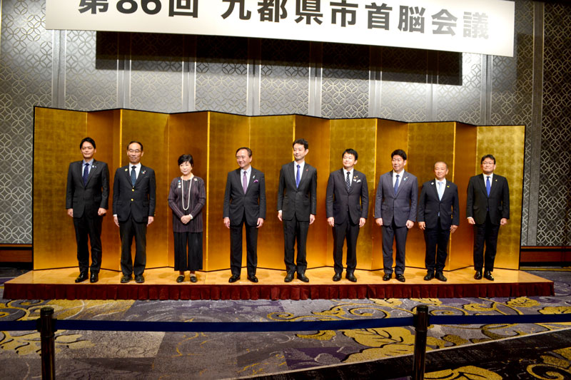 出席した各自治体の知事と市長＝２８日、千葉市美浜区