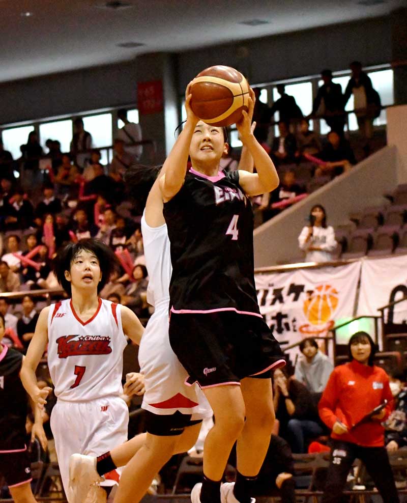 千葉経大付－千葉英和　第３クオーター、シュートを狙う千葉英和の渡部＝船橋アリーナ