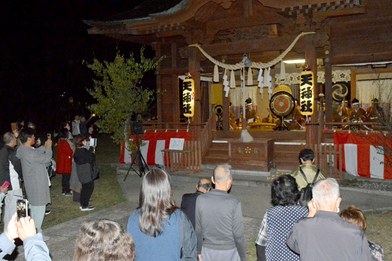 拝殿で行われた雅楽の演奏を聞く地域住民ら＝３１日夜、いすみ市
