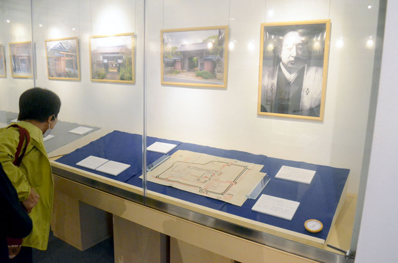 九十九里浜のほぼ中央部にあった要塞「木戸陣屋」の見取り図などを展示している＝横芝光町