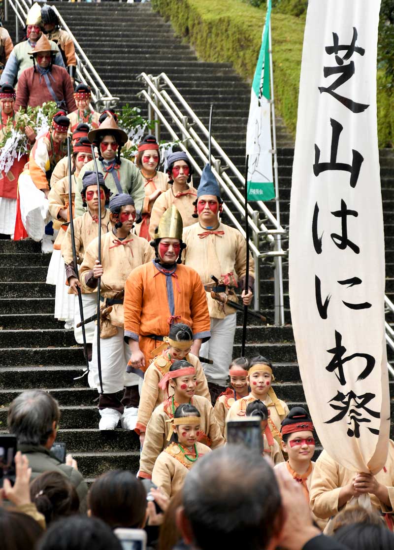 古代人の衣装を着た芝山町の小中学生らがパレードする芝山はにわ祭＝昨年１１月