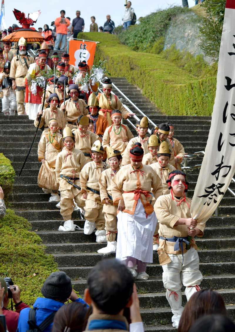 芝山はにわ祭で古代人の姿を装って行進する芝山町民ら＝１０日、同町