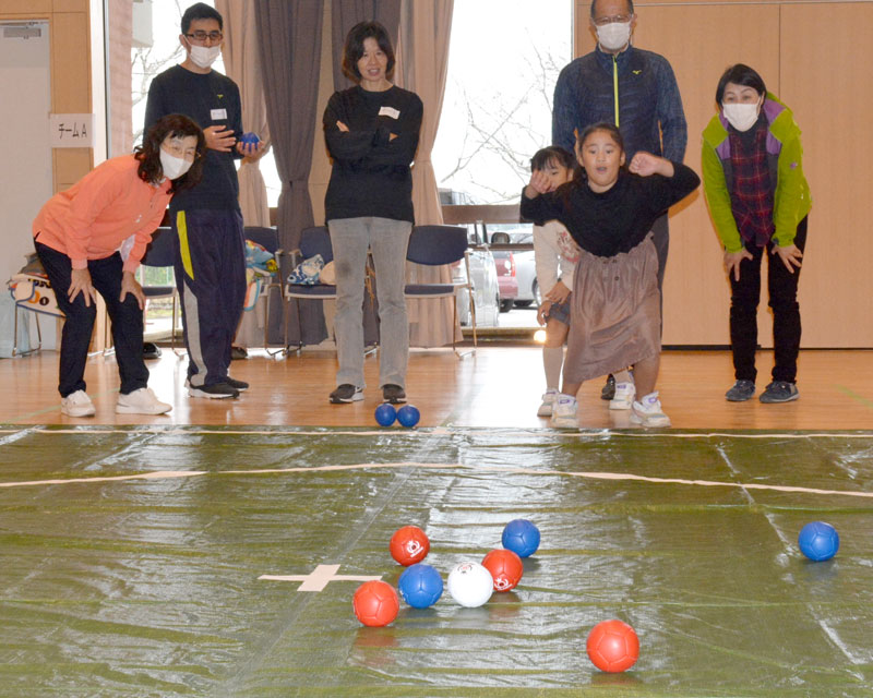 ボッチャを体験する参加者ら＝いすみ市