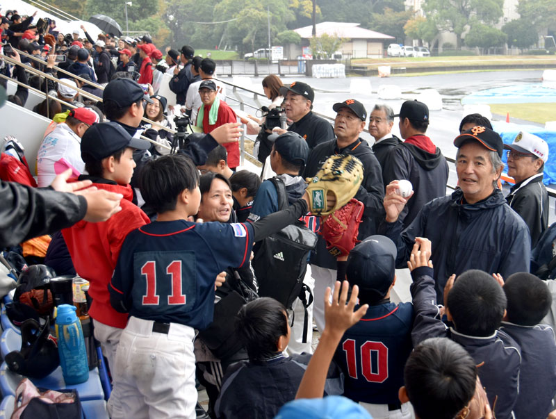 巨人往年の名選手と球児が交流した長嶋茂雄少年野球教室＝佐倉市