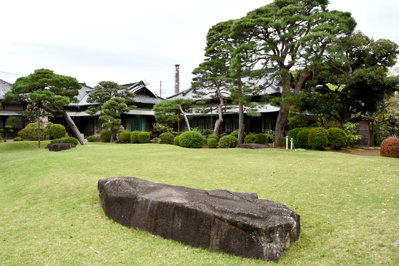 茂木佐平治邸の主屋(現在の市民会館)。手前の芝生部分は「書院」が建っていた場所で、手前に沓脱石(くつぬぎいし)が残る