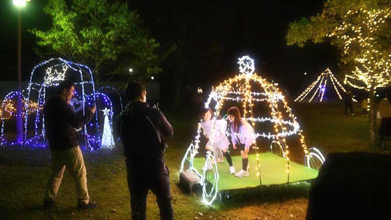 駅周辺の公園も幻想的な光に包まれ、来場者を楽しませている