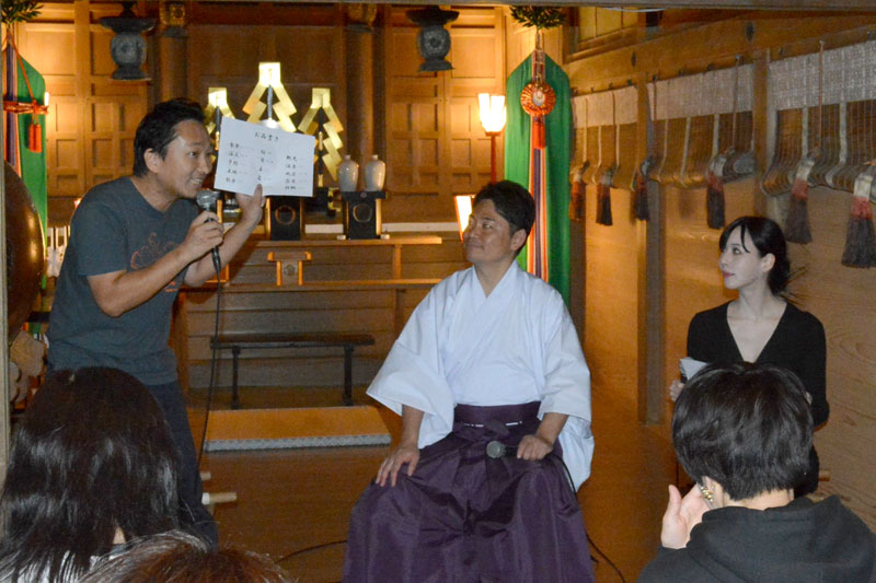 “語り部エンタメ”としてのトークイベント「なぎのよる」を開いた（左から）青野さん、小林宮司、朔宸さん＝１６日夜、勝浦市の遠見岬神社