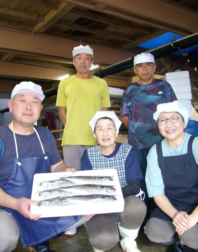 松田商店の松田社長(左下)ら