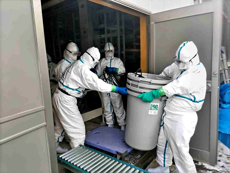 防疫作業を行う県職員ら＝１０月２３日、香取市（県提供）