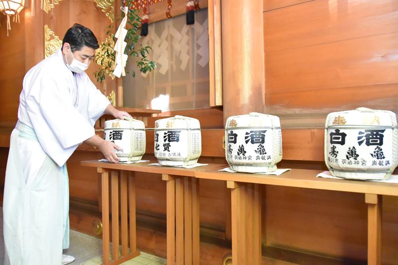 供えられた白酒＝２３日、明治神宮