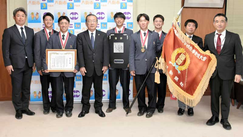 高校野球の秋季県大会と関東地区大会での活躍を北村市長(左から4人目)に報告した千葉黎明高の野球部=25日、八街市役所