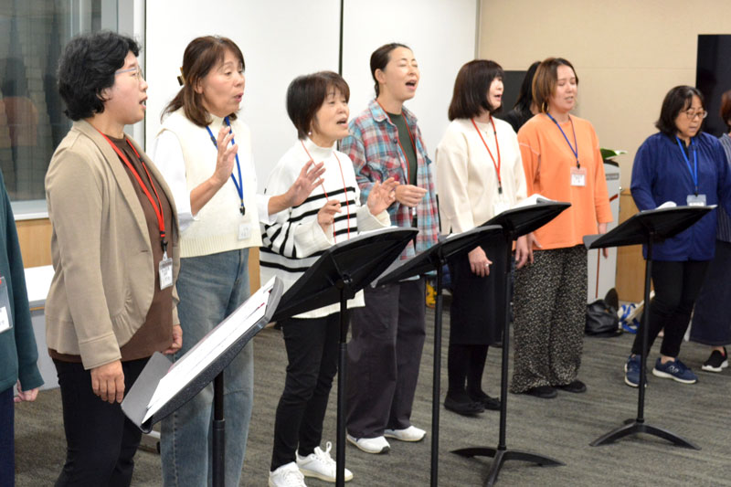 コンサートに向けて練習する女性たち＝１３日、勝浦市