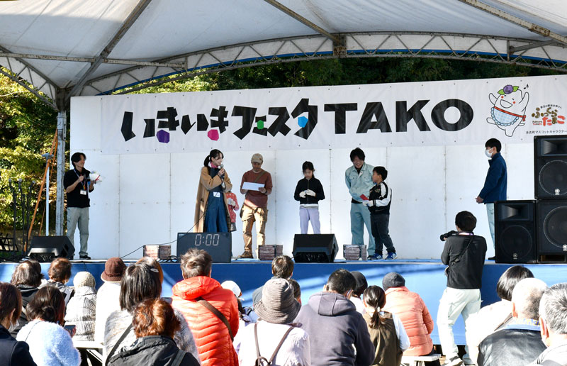 ステージでは恒例の農林業にちなんだ競技「のうりんピック」が行われ、盛り上がりを見せた=多古町