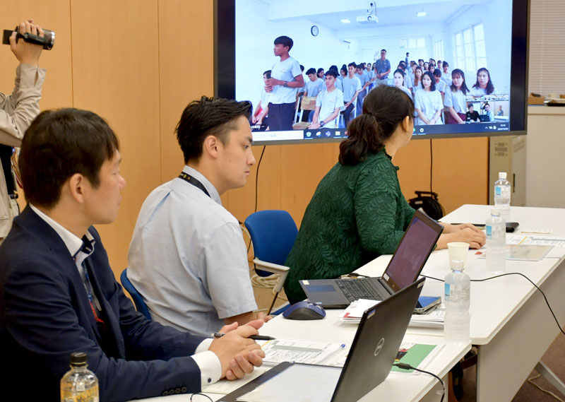 ミャンマーの日本語学校の生徒に対し、オンラインで成田空港周辺の生活環境などについて説明するＮＡＡ関係者ら＝１０月、成田市