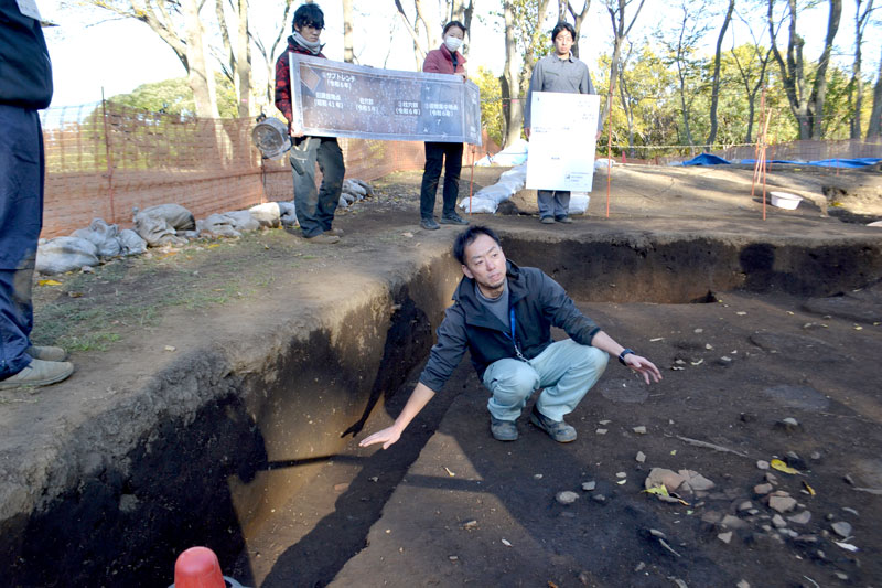 発掘調査について説明する市の調査担当者＝２８日、千葉市若葉区