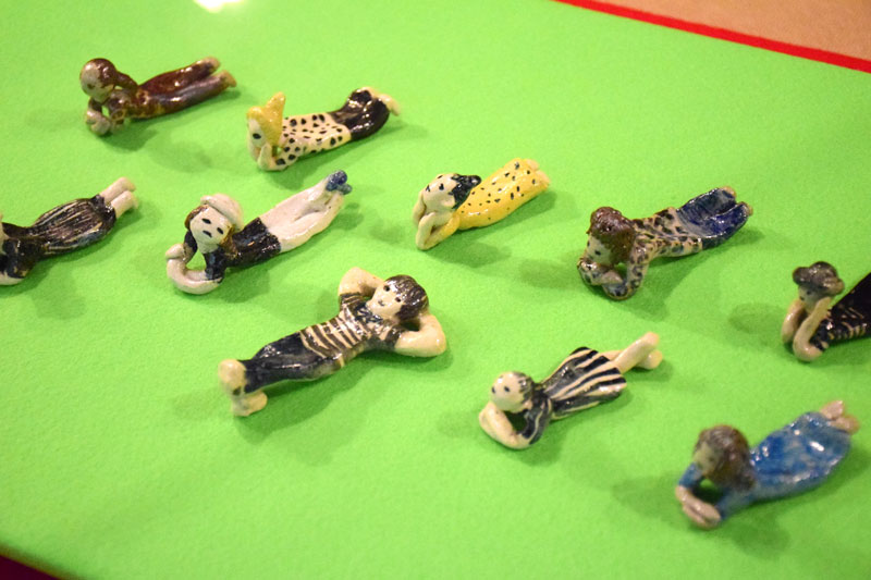 小原さん作のはし置き。寝そべっている姿が愛らしい