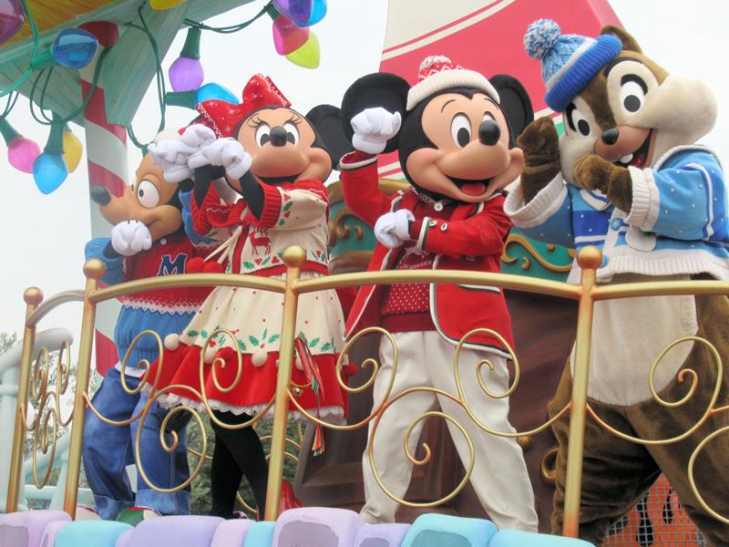 ダンスで入園者を魅了するミッキーマウスやミニーマウスら＝１４日、浦安市の東京ディズニーランド