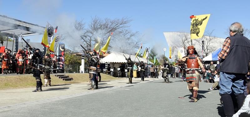 空砲演舞を披露した鉄砲隊