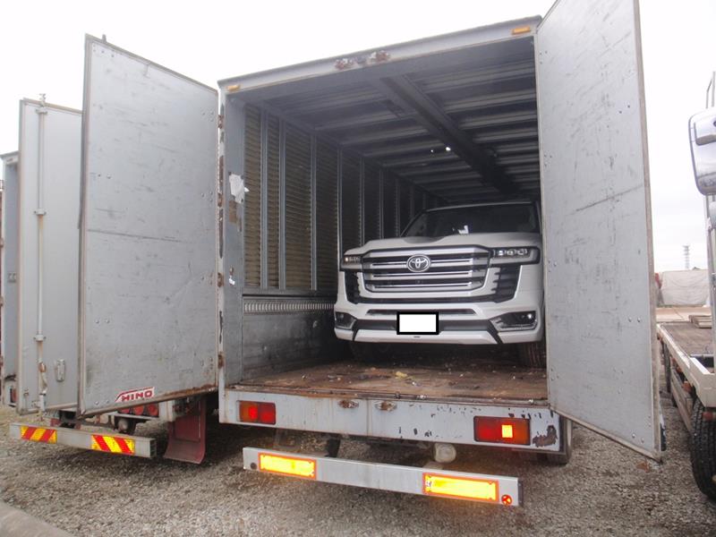 佐倉市内のヤード周辺に止まっていたトラックの荷台に積まれていた盗難車(千葉県警提供)