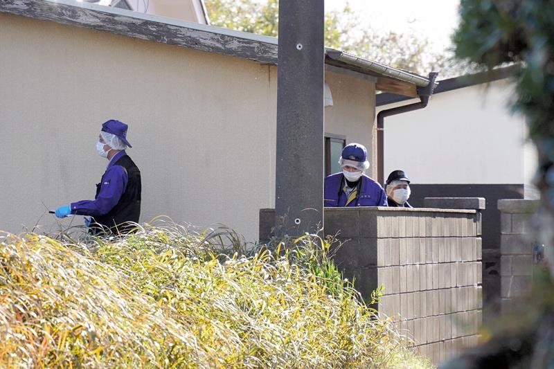 強盗致傷事件が発生した住宅周辺を調べる捜査員=22日、旭市