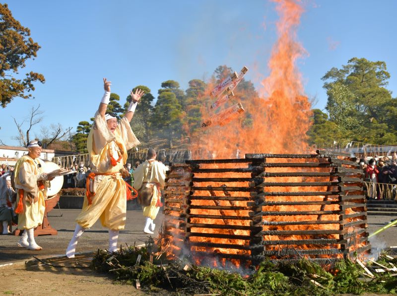 激しく燃える炉の中にお札を投げ入れるお焚き上げを行う僧侶ら＝２８日、成田市