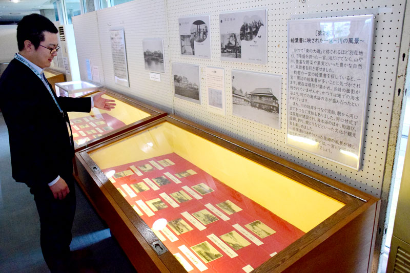 明治から昭和の一宮町を写した絵はがきの企画展示＝同町中央公民館