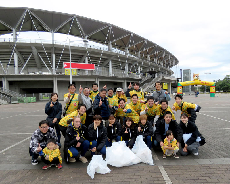 ごみ拾いをした三井住友海上あいおい生命保険千葉営業部の社員とジェフ千葉レディースの選手ら＝千葉市中央区