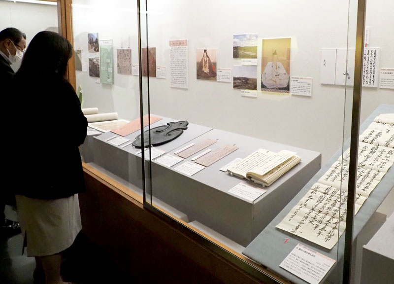 古文書を中心に貴重な資料が並ぶ企画展「関東無双ノ大将　里見義堯」＝君津市