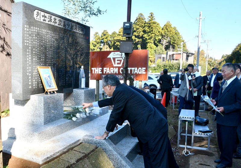 澤本政美少尉の顕彰碑に献花する参列者＝３日、香取市