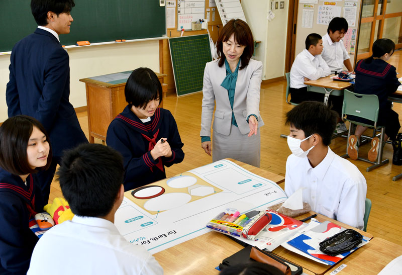 晩ご飯に使われた食材の生産地について意見を交わす生徒たち=香取市立新島中学校