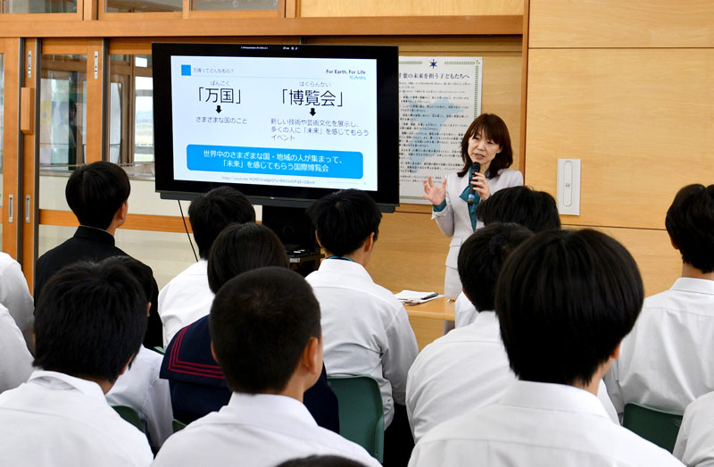 大阪・関西万博の開催を来年に控え、出前授業を行うクボタ社員=香取市立新島中学校
