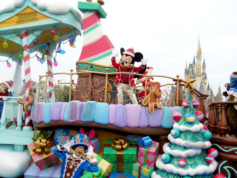 長年続いた「ディズニー・クリスマス・ストーリーズ」は今年がフィナーレ。ミッキーマウスは沿道の観客に手を振って歓声に応えた=浦安市の東京ディズニーランド
