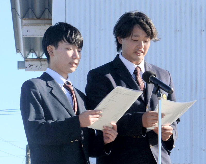 自転車に乗る際のヘルメット着用徹底を呼びかける北田さん（右）と山本さん＝東金市