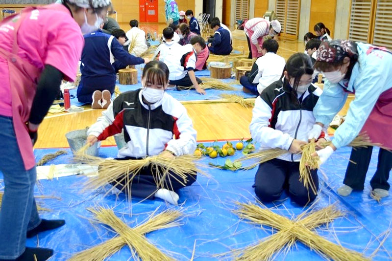 正月飾り作りを体験する生徒=勝浦中学校(同校提供)
